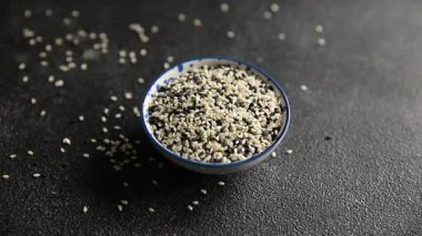 Susamlı baharat karışımı beyaz siyah lezzetli taze yemek arkaplanı masa rustik gıda üst görünümü kopyalama alanı