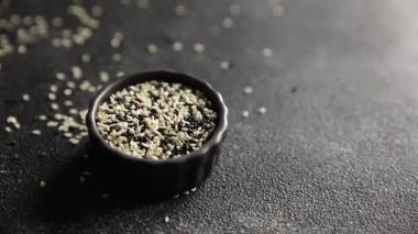 Susamlı baharat karışımı beyaz siyah lezzetli taze yemek arkaplanı masa rustik gıda üst görünümü kopyalama alanı