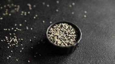 Susamlı baharat karışımı beyaz siyah lezzetli taze yemek arkaplanı masa rustik gıda üst görünümü kopyalama alanı