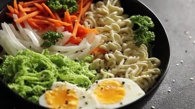 Budda kasesi, erişte, sebze salatası, lezzetli, gurme, yemek, masa arkası, yemek.