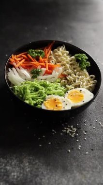 Budda kasesi, erişte, sebze salatası, lezzetli, gurme, yemek, masa arkası, yemek.