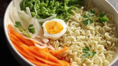 Budda kasesi, erişte, sebze salatası, lezzetli, gurme, yemek, masa arkası, yemek.