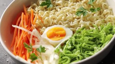 Budda kasesi, erişte, sebze salatası, lezzetli, gurme, yemek, masa arkası, yemek.