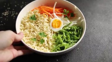 Budda kasesi, erişte, sebze salatası, lezzetli, gurme, yemek, masa arkası, yemek.