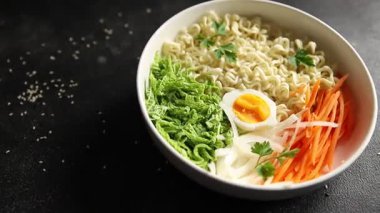 Budda kasesi, erişte, sebze salatası, lezzetli, gurme, yemek, masa arkası, yemek.
