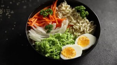 Budda kasesi, erişte, sebze salatası, lezzetli, gurme, yemek, masa arkası, yemek.