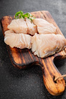 Çiğ balık fileto beyaz balık balığı aperatifler organik ürün taze lezzetli gurme yemek arka planı masa rustik gıdalar üst görünüm fotokopi alanı pezetarya diyeti