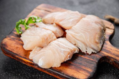 Çiğ balık fileto beyaz balık balığı aperatifler organik ürün taze lezzetli gurme yemek arka planı masa rustik gıdalar üst görünüm fotokopi alanı pezetarya diyeti