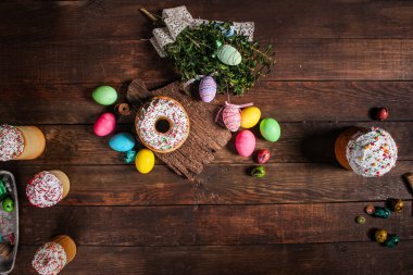 Paskalya pastası tatlı pasta geleneksel bayram hristiyanlığı taze lezzetli gurme yemek arkaplanı masa kırsal yiyeceklerin üst görünümü fotokopi alanı