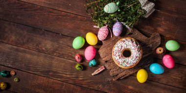 Paskalya pastası tatlı pasta geleneksel bayram hristiyanlığı taze lezzetli gurme yemek arkaplanı masa kırsal yiyeceklerin üst görünümü fotokopi alanı
