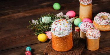 Paskalya pastası tatlı pasta geleneksel bayram hristiyanlığı taze lezzetli gurme yemek arkaplanı masa kırsal yiyeceklerin üst görünümü fotokopi alanı