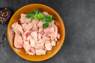 Tavuk, çiğ et, kümes hayvanları lezzetli lezzetli lezzetli gurme yemek arkaplanı, masa rustik gıdalar, fotokopi alanı ve paleo diyeti.