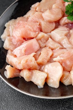 Tavuk, çiğ et, kümes hayvanları lezzetli lezzetli lezzetli gurme yemek arkaplanı, masa rustik gıdalar, fotokopi alanı ve paleo diyeti.