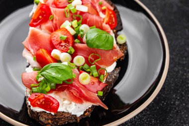 Brüksel usulü domates, jambon tabağı taze gurme yemek arkaplanı masadaki rustik yiyecekler üst görünüm fotokopi alanı