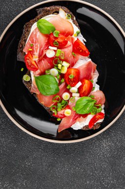 Brüksel usulü domates, jambon tabağı taze gurme yemek arkaplanı masadaki rustik yiyecekler üst görünüm fotokopi alanı