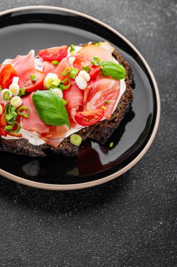 Brüksel usulü domates, jambon tabağı taze gurme yemek arkaplanı masadaki rustik yiyecekler üst görünüm fotokopi alanı