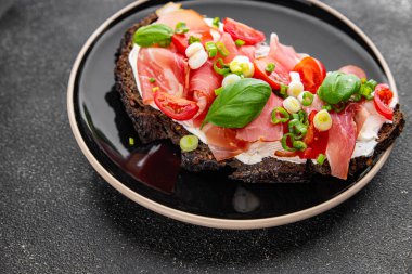 Brüksel usulü domates, jambon tabağı taze gurme yemek arkaplanı masadaki rustik yiyecekler üst görünüm fotokopi alanı
