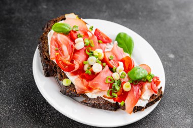 Brüksel usulü domates, jambon tabağı taze gurme yemek arkaplanı masadaki rustik yiyecekler üst görünüm fotokopi alanı