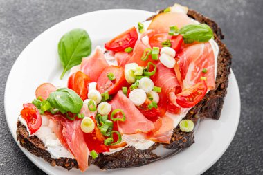 Brüksel usulü domates, jambon tabağı taze gurme yemek arkaplanı masadaki rustik yiyecekler üst görünüm fotokopi alanı