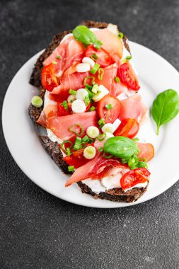 Brüksel usulü domates, jambon tabağı taze gurme yemek arkaplanı masadaki rustik yiyecekler üst görünüm fotokopi alanı