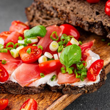 Brüksel usulü domates, jambon tabağı taze gurme yemek arkaplanı masadaki rustik yiyecekler üst görünüm fotokopi alanı