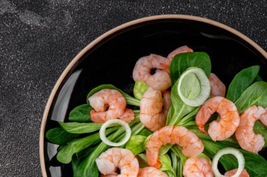 Karides salatası karidesler deniz ürünleri tabağı taze gurme yemek arkaplanı masa rustik gıdalar üst görünüm fotokopi alanı