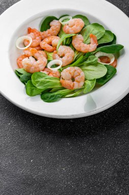 Karides salatası karidesler deniz ürünleri tabağı taze gurme yemek arkaplanı masa rustik gıdalar üst görünüm fotokopi alanı