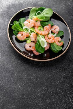 Karides salatası karidesler deniz ürünleri tabağı taze gurme yemek arkaplanı masa rustik gıdalar üst görünüm fotokopi alanı