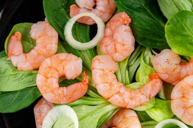 Karides salatası karidesler deniz ürünleri tabağı taze gurme yemek arkaplanı masa rustik gıdalar üst görünüm fotokopi alanı