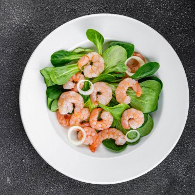 Karides salatası karidesler deniz ürünleri tabağı taze gurme yemek arkaplanı masa rustik gıdalar üst görünüm fotokopi alanı