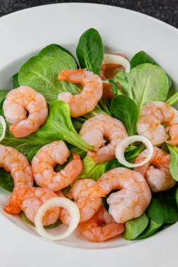 Karides salatası karidesler deniz ürünleri tabağı taze gurme yemek arkaplanı masa rustik gıdalar üst görünüm fotokopi alanı