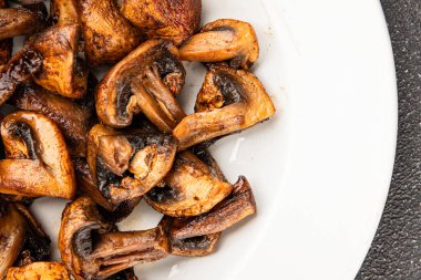 Mantar kızartması şampiyonu sebze yemeği taze gurme yemek masanın üzerinde rustik yemek üst görünüm fotokopi alanı vejetaryen ve vejetaryen yemekleri