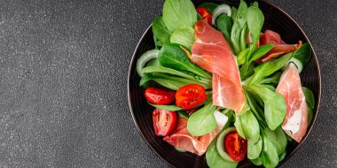 Salata jambonu et jambonu sebze tabağı taze gurme yemek arkaplanı masa rustik gıda üst görünüm fotokopi alanı