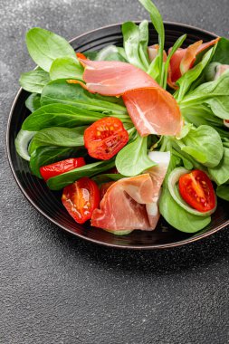 Salata jambonu et jambonu sebze tabağı taze gurme yemek arkaplanı masa rustik gıda üst görünüm fotokopi alanı
