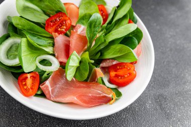 Salata jambonu et jambonu sebze tabağı taze gurme yemek arkaplanı masa rustik gıda üst görünüm fotokopi alanı