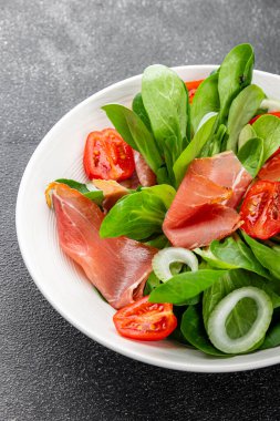 Salata jambonu et jambonu sebze tabağı taze gurme yemek arkaplanı masa rustik gıda üst görünüm fotokopi alanı
