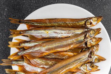 Tütsülenmiş balık capelin taze yemek gurme yemek arka planda masa rustik gıda üst görünüm kopyalama alanı  