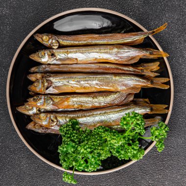 Tütsülenmiş balık capelin taze yemek gurme yemek arka planda masa rustik gıda üst görünüm kopyalama alanı  