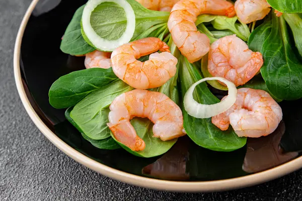 Karides salatası karidesler deniz ürünleri tabağı taze gurme yemek arkaplanı masa rustik gıdalar üst görünüm fotokopi alanı