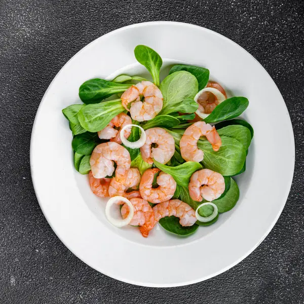 Karides salatası karidesler deniz ürünleri tabağı taze gurme yemek arkaplanı masa rustik gıdalar üst görünüm fotokopi alanı