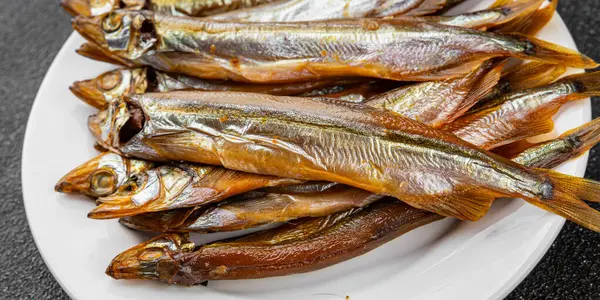 Tütsülenmiş balık capelin taze yemek gurme yemek arka planda masa rustik gıda üst görünüm kopyalama alanı  