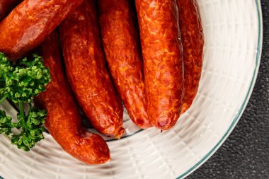 Sosis füme domuz eti et tabağı taze gurme yemek arkaplan masa rustik gıda üst görünüm fotokopi alanı