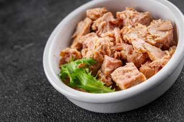 Ton balığı konservesi deniz ürünleri iştah açıcı organik ürün taze lezzetli gurme yemek arkaplanı masa üstü yemekleri fotokopi alanı keto ve paleo pescetarian diyet