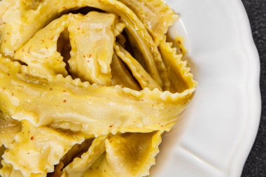 Pappardelle makarnası ana yemek aperatifi sebzeler taze leziz gurme yemek arkaplanı masa üstü yemekleri fotokopi alanı vejetaryen ve vejetaryen yemekleri.