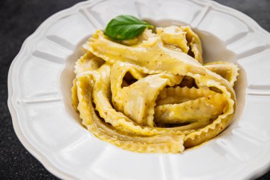 Pappardelle makarnası ana yemek aperatifi sebzeler taze leziz gurme yemek arkaplanı masa üstü yemekleri fotokopi alanı vejetaryen ve vejetaryen yemekleri.