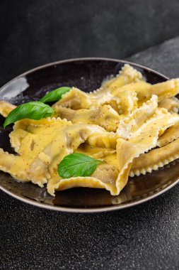 Pappardelle makarnası ana yemek aperatifi sebzeler taze leziz gurme yemek arkaplanı masa üstü yemekleri fotokopi alanı vejetaryen ve vejetaryen yemekleri.