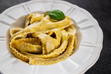 Pappardelle makarnası ana yemek aperatifi sebzeler taze leziz gurme yemek arkaplanı masa üstü yemekleri fotokopi alanı vejetaryen ve vejetaryen yemekleri.