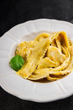 Pappardelle makarnası ana yemek aperatifi sebzeler taze leziz gurme yemek arkaplanı masa üstü yemekleri fotokopi alanı vejetaryen ve vejetaryen yemekleri.