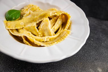 Pappardelle makarnası ana yemek aperatifi sebzeler taze leziz gurme yemek arkaplanı masa üstü yemekleri fotokopi alanı vejetaryen ve vejetaryen yemekleri.