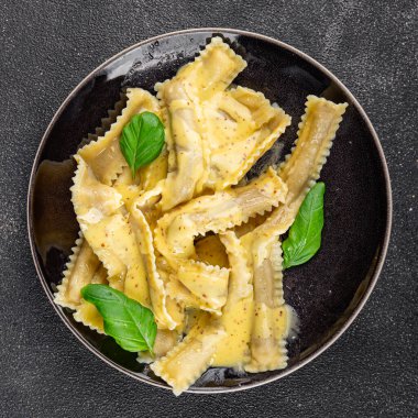 Pappardelle makarnası ana yemek aperatifi sebzeler taze leziz gurme yemek arkaplanı masa üstü yemekleri fotokopi alanı vejetaryen ve vejetaryen yemekleri.